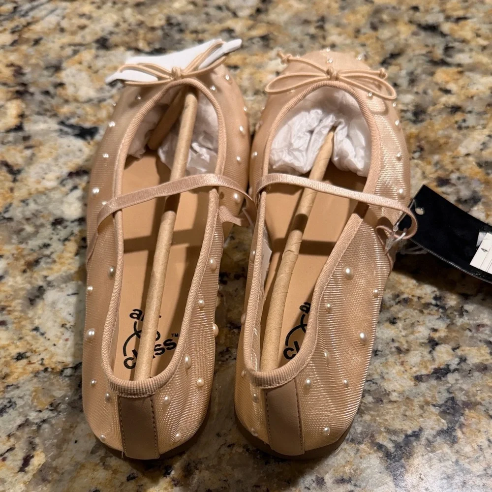New art class Beige Pearl-Accent Girls Ballet Flats with Strap Size 5.